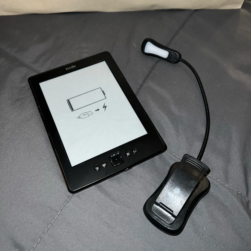 Kindle with attachment light